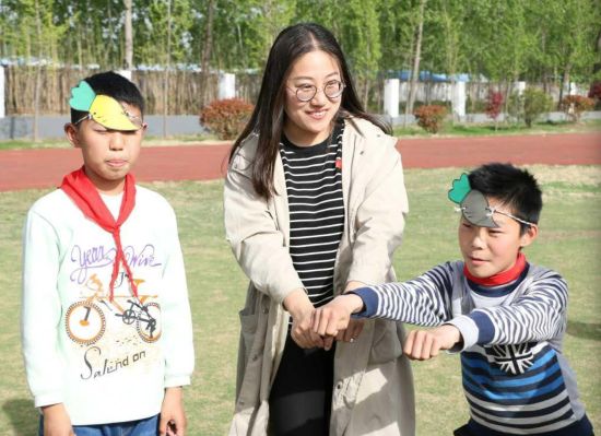 大学生为当地300余名留守儿童开展了团队心理辅导、传统文化推广等活动。 戴云 摄