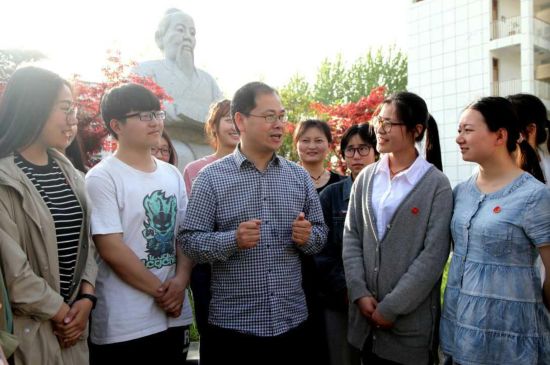 在泗洪县归仁中心小学孔子像前,高杰为大学生上了一堂生动的情境课。 戴云 摄